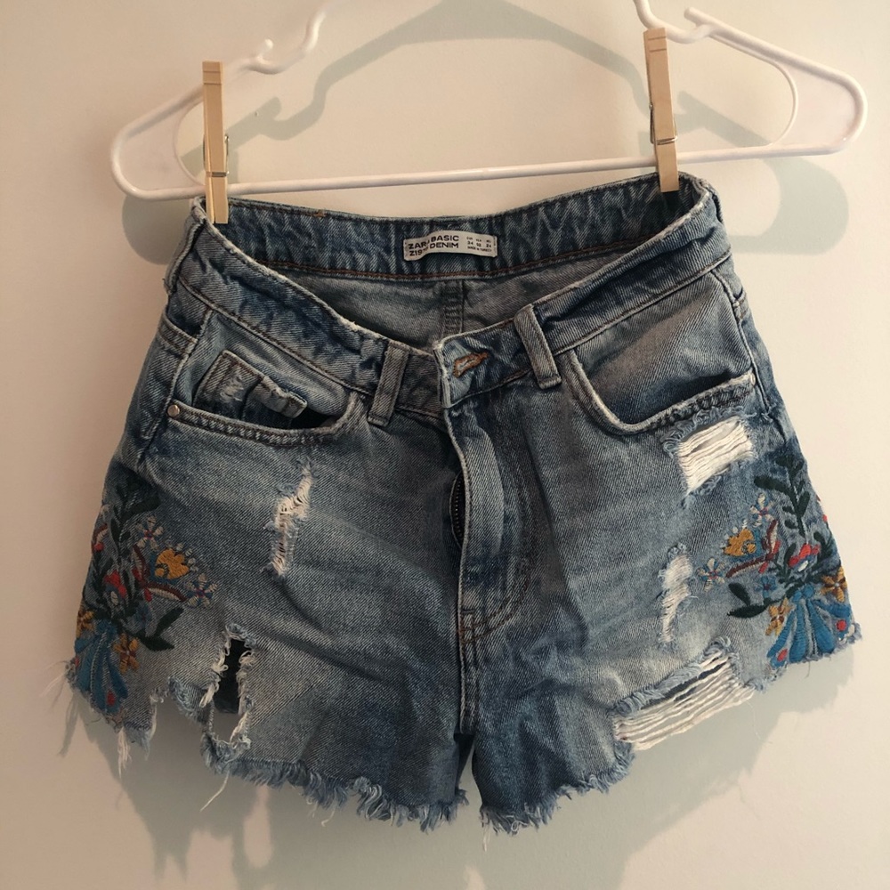 Zara flower embroidery denim shorts size 2